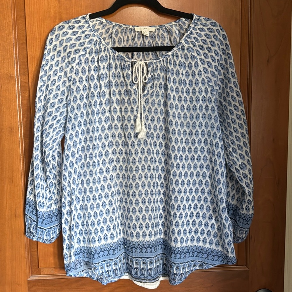 Super cute blue/white blouse, cute with jeans or white pants